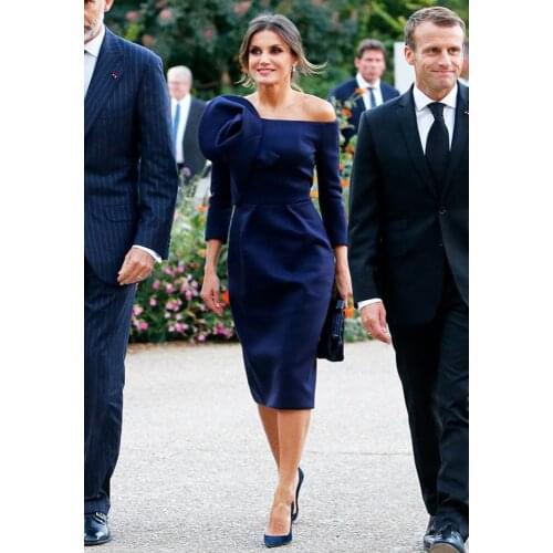 Modest Navy Blue Mother of The Bride Dress Boat Neck Long Sleeves Simple Plain Tea Length Wedding Guest Dresses