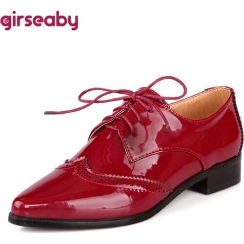 Girseaby 2021 Retro Ladies Flats Oxfords Polka Dot Lace Up Vintnge Brogue Pointed Toe 3CM Chunky Heel US12 Black Red Blue A4389