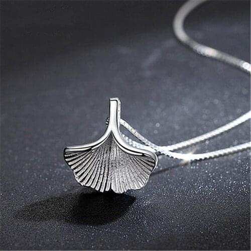 Womens Fashion Minimal Plant Ginkgo Leaf Pendants Necklaces Simple Natural Simple Charming Chokers Necklace Accessories Gifts