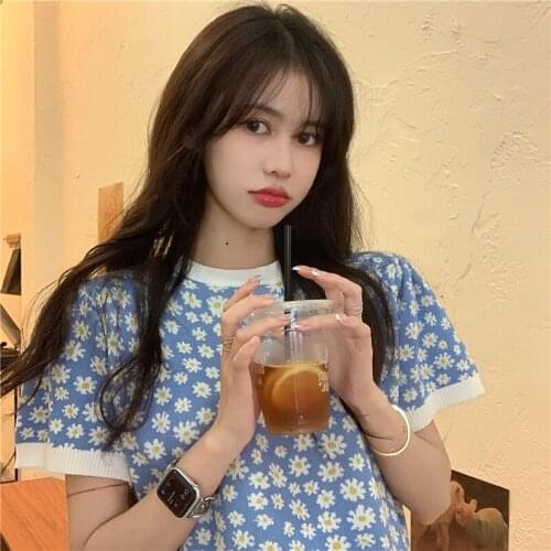 The new age-reducing western style round neck loose bubble sleeve small daisy knit sweater short sleeve womens short