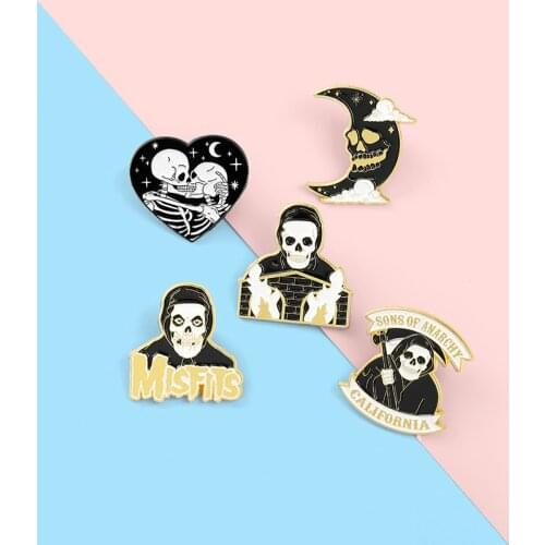 Creative Punk Skeleton Ghost Enamel Brooch Black Love Heart Moon Alloy Pins Fun Badge Clothes Accessories Fashion Woman Jewelry