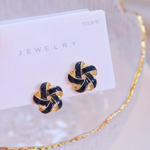 New Fashion Styles Geometric Star Shape Stud Earrings for Women Golden Metal Stud Earrings Female Party Ear Jewelry Gifts