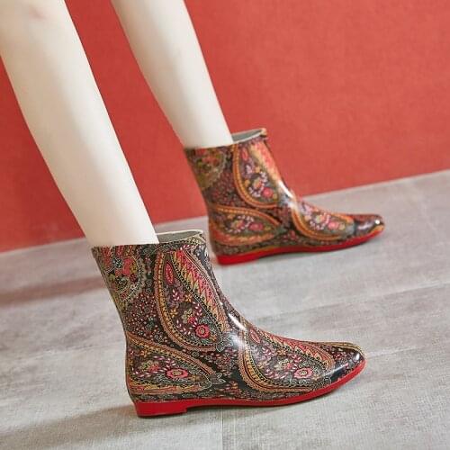 Simple solid color comfortable rain shoes womens fashion candy color light rubber rain shoes anti spring and summer overshoes