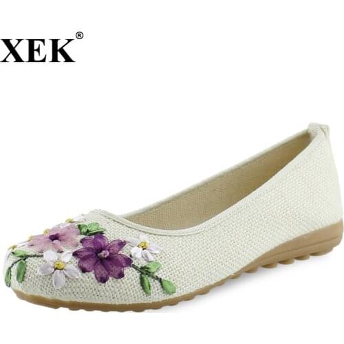 Women Flower Flats Slip On Cotton Fabric Casual Shoes Comfortable Round Toe Embroidered Shoes Mother Chinese shoes Big Size XC04