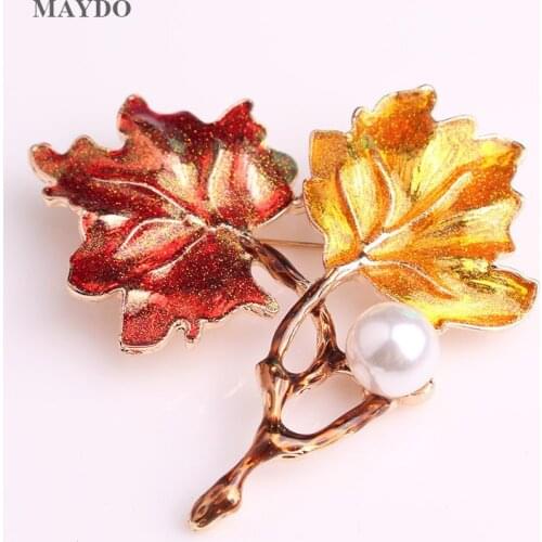 SQ1 2PCS/SET Painted Maple Leaves Design Metal Brooch Pin Imitation Pearl Decoration Gold Color Brooches Pins Women Party Jewel