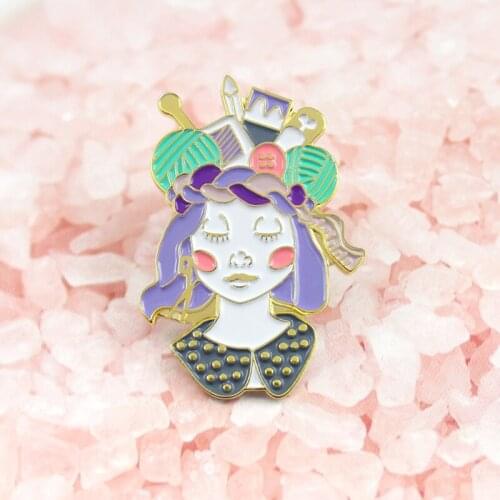 Green eyes skin pink braided hairpin girl brooch beautiful temptation sweetness conveys an optimistic attitude death reluctant