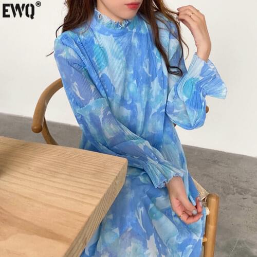 [EWQ] 2021 Autumn Female Loose Casual Stand Collar Long Sleeve Over Knee Panelled Print Ruffles Blue Pleated Dress 8Y573