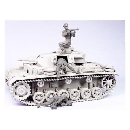 Soldier model of World War II German soldier in battle Three-person kit model 1：35