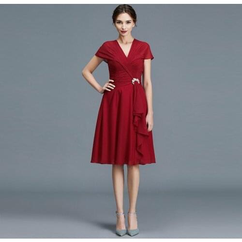 Charming Affordable Red Chiffon Short Sleeve Mother of the Bride Dresses V Neck Beaded Knee Length Wedding Party Gowns Pleating