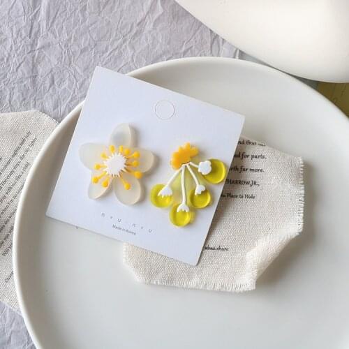 2021 new retro yellow pear flower asymmetric fashionable acrylic earrings girl Japanese Korean temperament earring ear clip