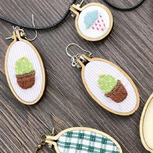 Wooden Mini Embroidery Hoop Ring Cross Stitch Frame Handmade Pendant Craft Embroidery Circle Sewing Kit Ring DIY Craft Gift Tool
