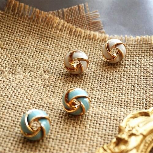 Fashion Geometric Metal Knot Stud Earrings Retro Temperament Joker Mini Earrings for Woman Wedding Banquet Jewelry Gold Plated
