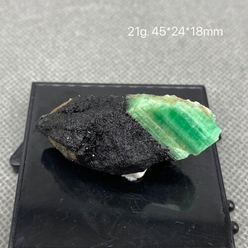 100% Natural green emerald mineral gem-grade crystal specimens stones and crystals quartz crystals