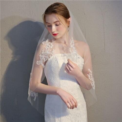 Elegent Short Wedding Veil Bridal Tulle Veils with Comb and Lace Edge Appliques Women Accessories