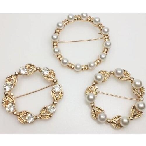 2021 European and American pearl brooch ladies anti-glare cardigan small pin fashion brooch clothing silk scarf accessories