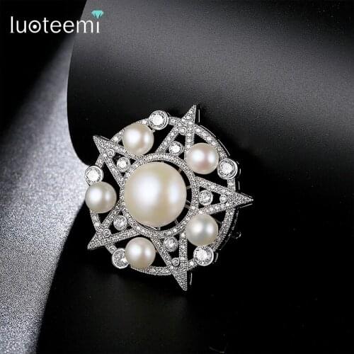LUOTEEMI 2021 Five Pearls Pins for Women Designer Le Barreur with Cubic Zircons Five Stars Pins Round Women Brooches Pins Le Bij