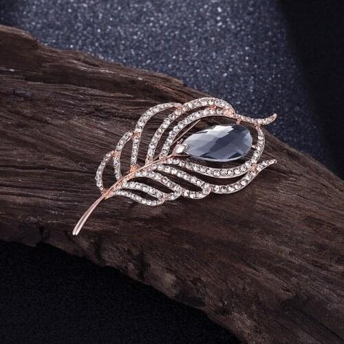 Hot sale Fashion woman male Elegant crystal feathers casual brooch for Unisex Party wedding gift Rhinestone pin coat accessories