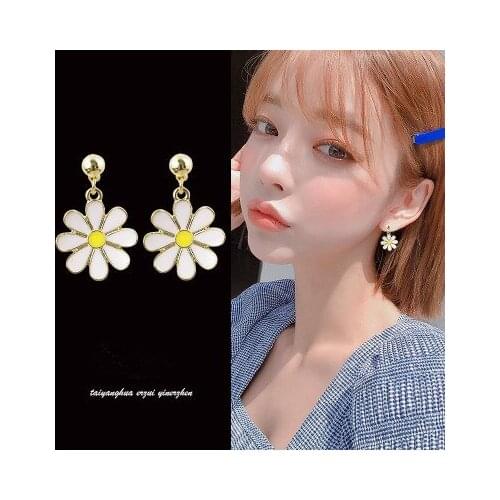 Small fresh daisy flowers small earrings simple creative personality temperament sweet wild earrings