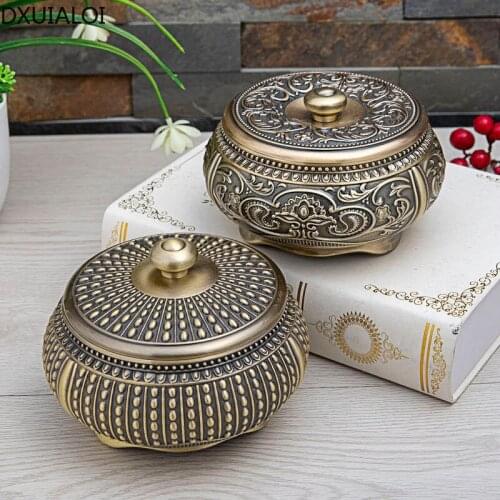 Home decoration metal creative European style retro ashtray with lid craft carved ashtray environmental protection ashtray men