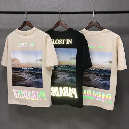 Reflective short-sleeved photos of California beach are used for washing old high street men and women with the same T-shirt