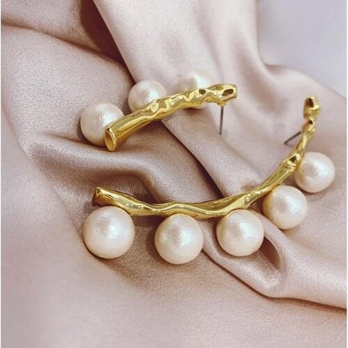 SRCOI Asymmetry Imitation Pearls Curved Stud Earrings Arc Irregular Metal Geometric Statement Earrings Women Bridesmaid Weddings Party