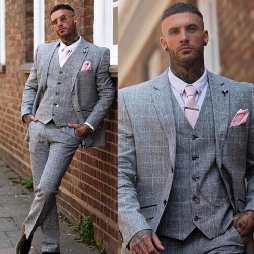 2020 Light Gray Mens Suits Plaid Check Peaked Lapel 3 Pieces Groom Wedding Wear Tuxedos Party Prom Formal Work Blazer