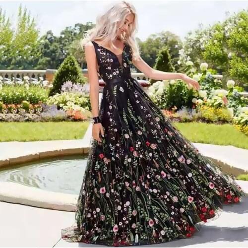 A Line V Neck Sleeveless Prom Dresses Strap Floor To Length Black Embroidery Flowers Open Back Formal Evening Gowns for Women