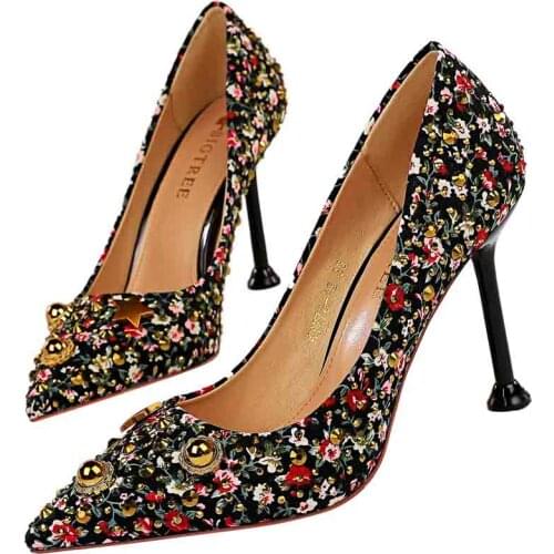 Retro Europe Pointed Toe Women Pumps Rivet Rhinestone Female Flower High Heels Shoes Wedding Single Shoes
