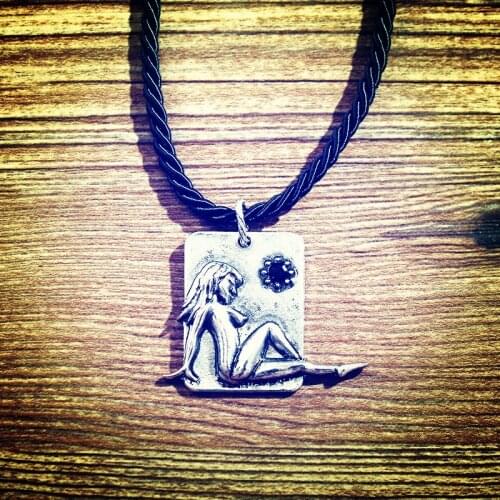 Master works, Fashion jewelry punk, sexy girl, sunbathing, naked woman pendant, real leather necklace