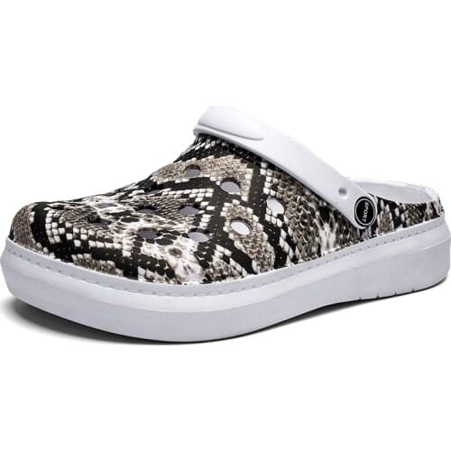 2021 Mens Sandals Snake Print Fashion Light Hole Shoes Summer Non-slip Clogs EVA Garden Shoes Beach Flat Male Slippers