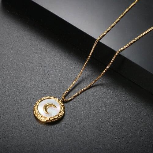 ZMFashion Personality White Shell Crescent Irregular Necklace Women Men Moon Pendant Choker Chains Fashion Jewelry Accessories