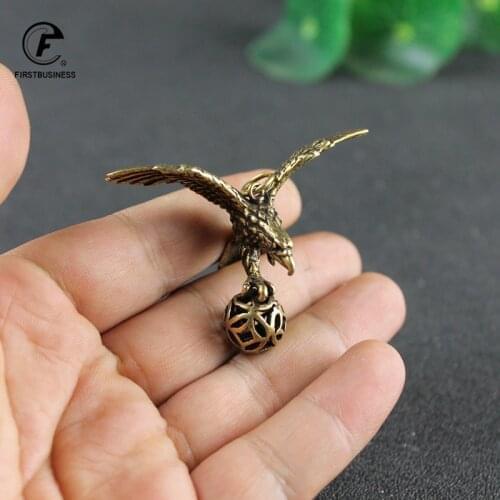 Antique Bronze Eagle Catch Ball Statue Solid Copper Eagle Figurines Ornaments Bicycle Handbag Tel Keychains Decoration Accessor