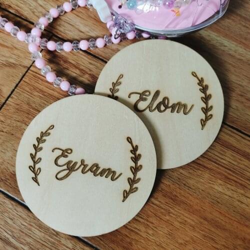 Custom baby name round wooden card，Wooden carved name birthday card，baby shower decoration,Childrens full moon centenary card