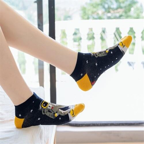 Men`s and women`s fashion socks in Europe and the United States wind hosiery breathable sweat sports socks ZQ124