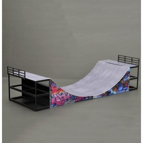 1/64 Skatepark U-shaped runway sports scene model skateboard scene decoration used for the decoration of the same scale soldier