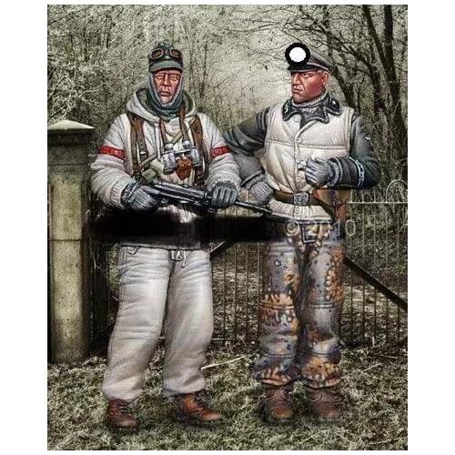 German resin soldiers in World War II Two German soldiers in winter 1:35