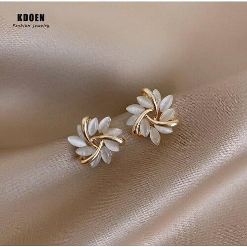 European and American Elegant Womens Cats Eye Petal Earrings Fashion Geometry Metal Triangle Earrings Sexy Korean Jewelry