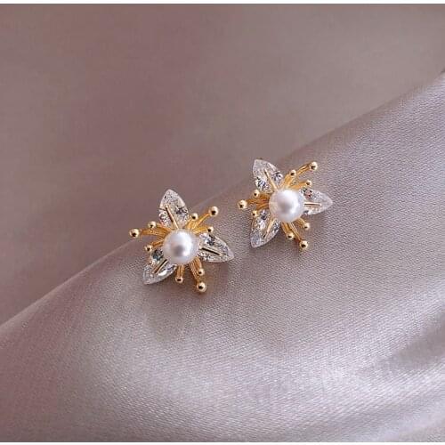 2021 New Fashion Women Temperament Crystal Flowers Stud Earrings Contracted Small Pearl Earrings Exquisite Jewelry