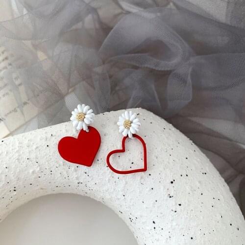 Personality Daisy Red Heart Earrings for Women Girl Hollow Spray Metal Asymmetric Drop Dangle Earrings Party Jewelry Pendientes