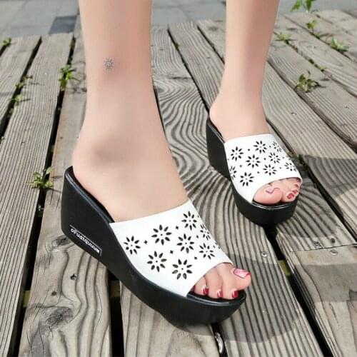 2021 White Flower Hollow Out Women Wedges Slippers Pu Leather Summer Women Flat Platform Slippers Rubber Slippers