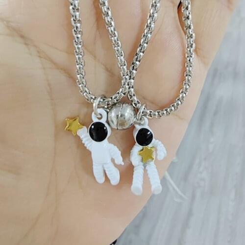 2Pcs/Set Spaceman Magnetic Couple Astronauts Pendant Necklaces For Friendship Lovers Cool Chain Necklace Jewelry Gift