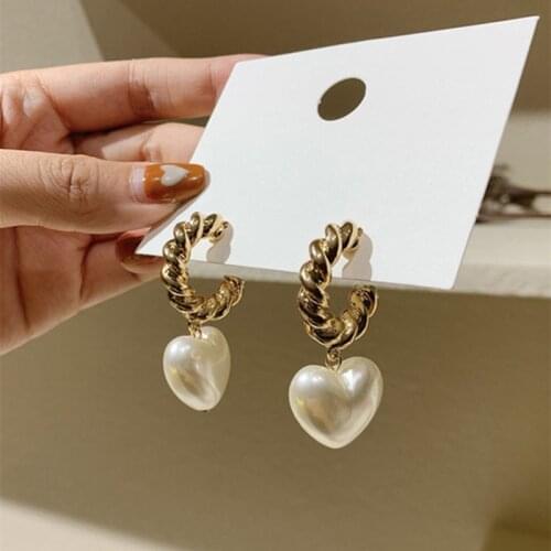 AOMU Korea Fashion Geometric C Shape Metal Twisted Chain Imitation Pearl Heart Earrings for Women Jewelry