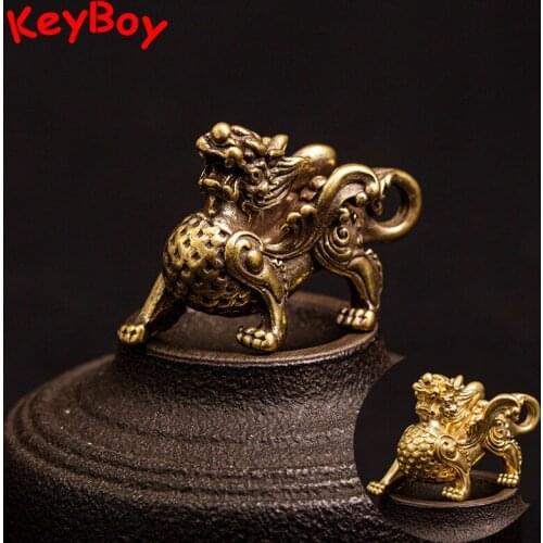 Small Bronze Chinese Antique Kirin Beast Figurines Car Keychain Pendants Metal Brass Key Chain Ring Hanging Jewelry Accessories