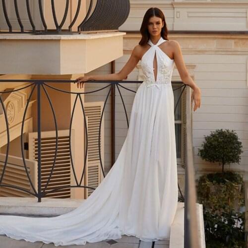 New Summer Beach Sleeveless Wedding Dresses Halter Neck Appliqued Wedding Gowns Back Out Appliqued Bridal Dresses Chapel Train