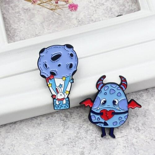 Creative Cartoon Bunny Sitting On A Hot Air Balloon Badge Fashion Blue Mobs Alloy Brooch All-match Backpack Clothing Accessories