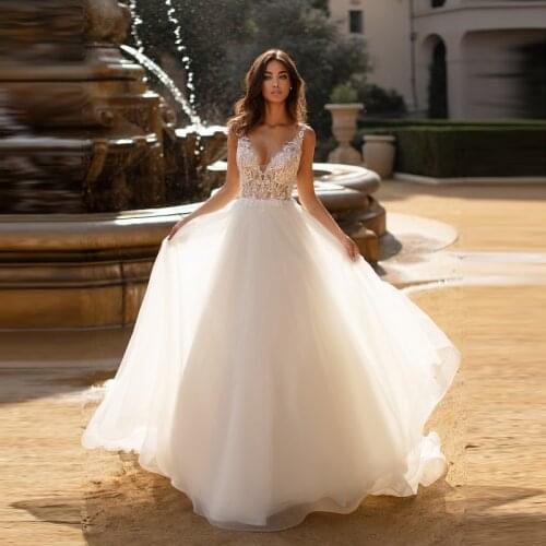 2021 Affordable Charming Lace Backless Wedding Gowns for Bride Plunge V Neckline Appliqued Bridal Wedding Dresses Beaded On Sale