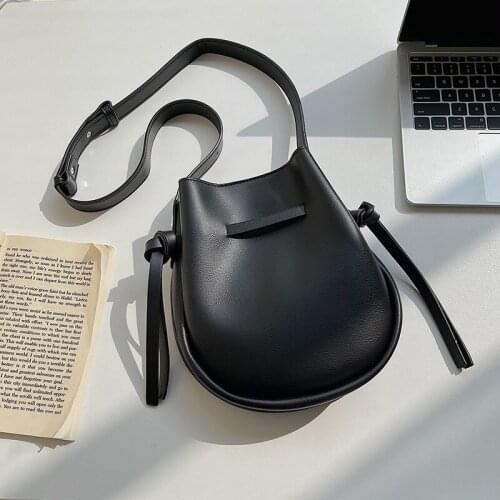 Womens bag new personalized portable womens single shoulder bag fashion trend diagonal bag U-shaped Bucket Bag