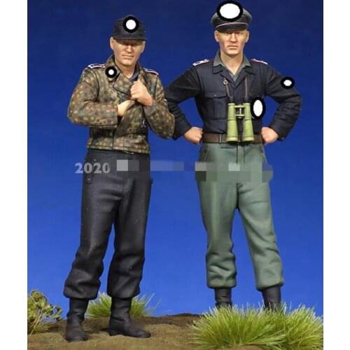2 resin soldiers 1:35