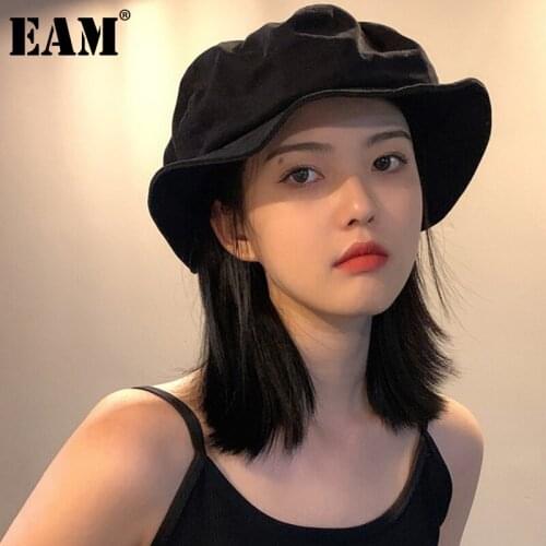 [EAM] Women Wind Shaped Black Fishermen Hat New Round Dome Temperament Fashion Tide All-match Spring Autumn 2021 1DD8410