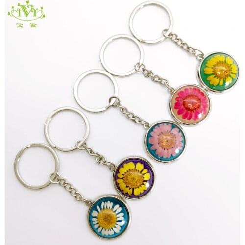 Clear Blue Bag Charm Dried Flower Keychain Gift To A Girl Key Chain Glow In The Dark Daisy Dome Women Exquisite Key Ring Jewelry